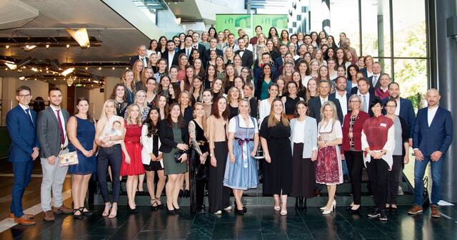 Im Congress Innsbruck feierten am 1. Oktober die ersten 107 AbsolventInnen des Bachelor-Studiums Gesundheits- und Krankenpflege Innsbruck ihren Abschluss.  | Foto: fhgesundheit/frischauf-bild