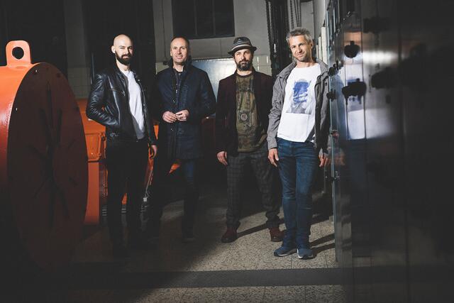 Das ist die Band CJUW: Wolfgang Schwarzbach, Cornelius Hofer-Bräuer, David Scharpf und Julian Hutter und (nicht im Bild) Toni Entfellner. | Foto: makeART Studio