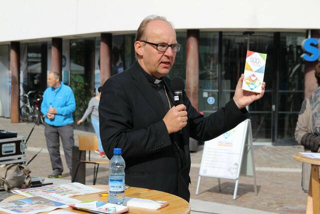 Was sind Herzfeuer? Bischof Hermann machte auf die vielen tollen Initiativen des Canisius Gedenkjahres aufmerksam und lobte den Einsatz aller an den gelungenen Projekten, die auch in Zukunft weiter geführt werden.  | Foto: DIbk/Gstaltmeyr