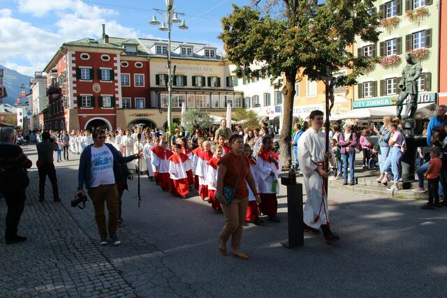 Einzug auf den Hauptplatz zum Gottesdienst mit Bischof Hermann.  | Foto: DIbk/Gstaltmeyr