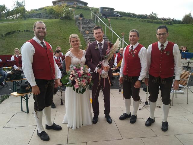 Musikalische Gratulation zur Hochzeit: Am schönsten Tag von Jasmin Frank und Bernhard Unger, stellten sich auch die Kollegen der Trachtenmusikkapelle Ottendorf mit Glückwünschen ein. | Foto: Harald Maierhofer