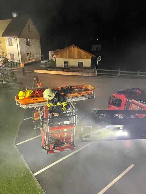 Mittels der Drehleiter der HFW Bad Ischl wurden eingeschlossene Personen aus dem Gebäude gebracht. | Foto: ff-badischl.at