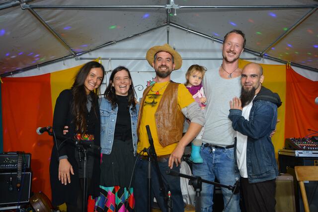 Verabschiedeten den Sommer: Tobias und Emily Scheuer Penny (2. und 3. v. l.) mit der Band Wotan &amp; Friends bei der End of Season-Party am Strandgut Großsteinbach.
