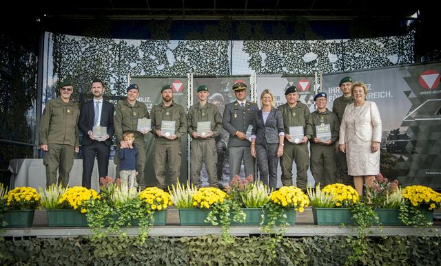 Milizpreise für die Straßer Soldaten. Offiziersstellvertreter Harald Wonisch und Oberstleutnant Georg Pilz (4. und 5. v.l.) empfingen den Preis für den besten Einzelwerber und den besten werbenden Verband im Österreichischen Bundesheer. | Foto: Carina Karlovits