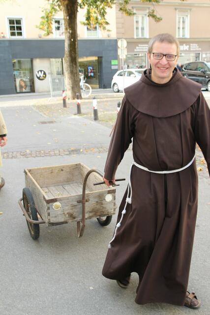 Mit dem Karren unterwegs... die Padres waren mit viel Freude beim Fest des Glaubens im Einsatz.  | Foto: DIbk/Gstaltmeyr
