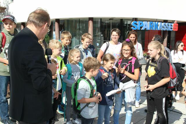 Der Bischof im Gespräch mit Kindern am Johannisplatz.  | Foto: DIbk/Gstaltmeyr