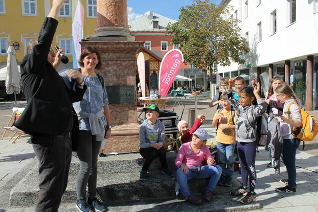 Mit vollem Körpereinsatz antwortete Bischof Herman auf die Fragen der Kinder.  | Foto: DIbk/Gstaltmeyr