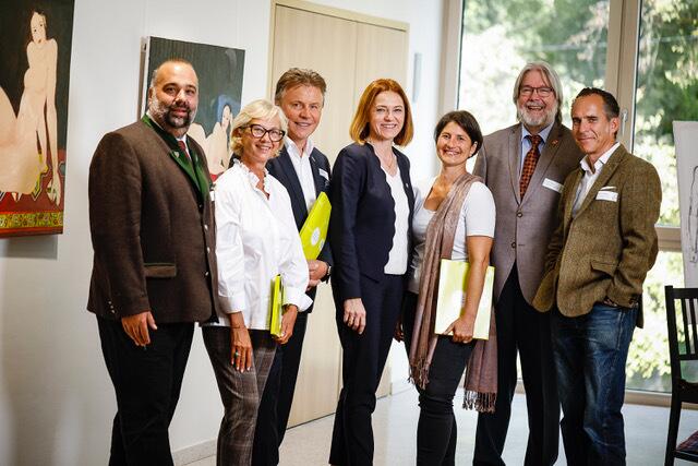 Diskutieren über Bildung: Dieter Frei (Steiermarkhof), Roswitha Preininger (Steiermark-Büro Brüssel), Johann Baumgartner (Steiermarkhof), Simone Schmiedtbauer (EU-Abgeordnete), Kerstin Slamanig und Hannes Galter (Bildungsnetzwerk Steiermark) sowie Martin Grassberger (v .l.) | Foto: Thomas Luef