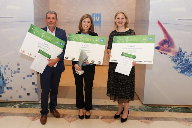 Die Preisträger nahmen mir Freude ihre Auszeichnungen entgegen