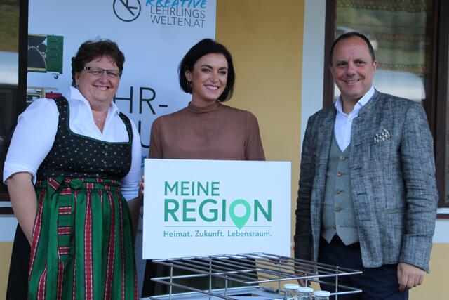 Die LAbg. Silvia Karelly (l.) und Christoph Stark gegrüßten die Bundesministerin in Anger.