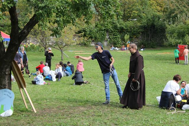 Geschick und Treffsicherheit war beim Ringe werfen im Klostergarten gefragt.  | Foto: DIbk/Varga
