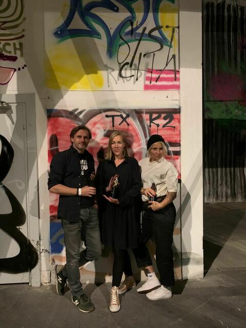 Von links: Andreas Karlhuber, Magdalene Felgenhauer und Katharina Jaznikar von Fredmansky bei der CCA-Awardshow mit den drei Venus-Statuetten für ihre ausgezeichneten Arbeiten. | Foto: Fredmansky