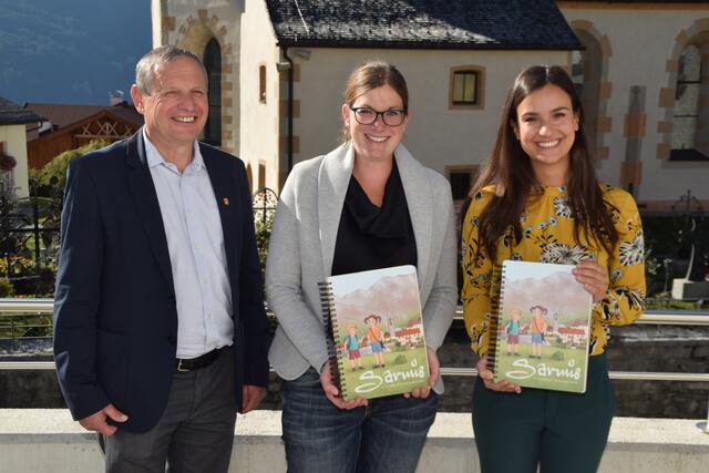 Bürgermeister Paul Greiter, Solveig Thurnes und Sabrina Hassler (v.l.) freuen sich über das gelungene Werk. | Foto: Schwarz