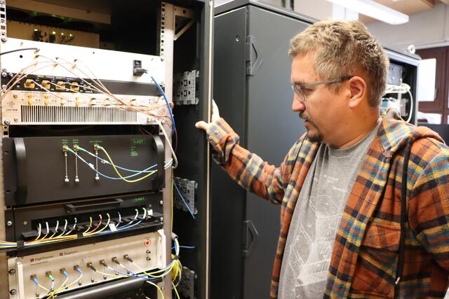 Thomas Monz präsentiert stolz einen von insgesamt drei Quantencomputern, die sich in der Universität Innsbruck befinden. | Foto: Ricarda Stengg