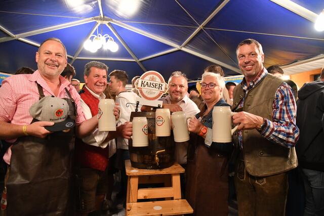 Auch der obligatorische Bieranstich durfte natürlich durch Bürgermeister Josef Rathgeb, Gemeinderat Josef Keplinger, Sportunionobmann Thomas Hochreiter-Moik, Vizebürgermeisterin Anneliese Bräuer und Fußball-Sektionsleiter Christian Pammer nicht fehlen!