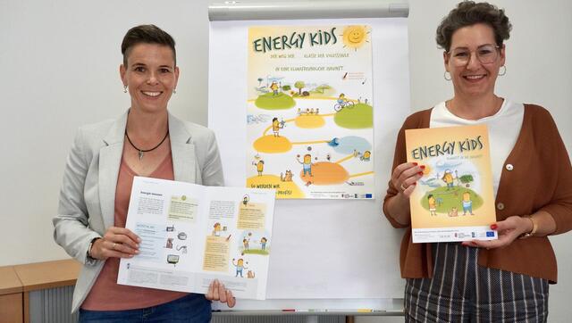 Leader-Managerin Birgit Kallunder und Projektverantwortliche Michaela Frahndl mit den Lernunterlagen für die "Energy Kids".  | Foto: Alexander Holzmann