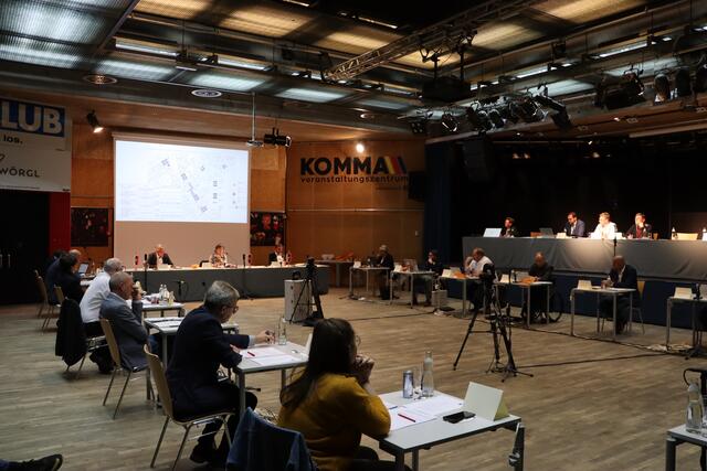 Die Gemeinderatssitzung in Wörgl befasste sich unter anderem mit einigen Flächenwidmungsthemen, mit der Verordnung der Fußgängerzone und mit der Bewilligung von Mitteln für eine neue Kinderkrippe. | Foto: Christoph Klausner