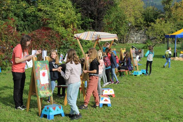 Ihr künstlerisches Talent stellten die zahlreichen kleinen Maler beim Grafittiworkshop mit Kunstpädagogin  Ioana-Carmen Pils unter Beweis. | Foto: DIbk/Varga