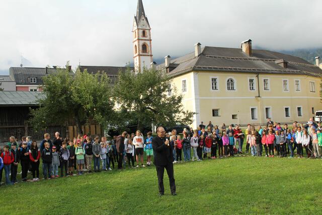Bischof Hermann mitten unter den über 200 Ministraten am Feld vor dem Franiziskaner Kloster St. Marien.  | Foto: DIbk/Varga