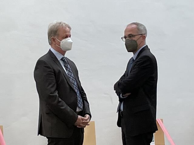 Bürgermeister Jürgen Höckner (l.) mit seinem Verteidiger vor dem dritten Prozesstag am Landesgericht Wels. | Foto: BRS