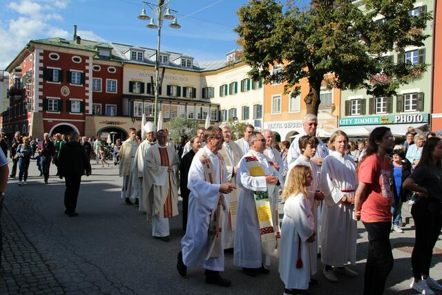 Einzug des Bischofs mit allen Seelsorgern und Dekanen der umliegenden Gemeinden und Seelsorgeräume.  | Foto: DIbk/Gstaltmeyr