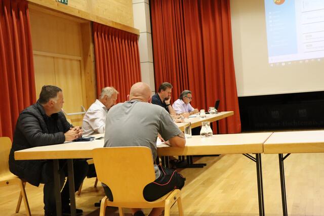 Bgm. Wili Fink (re.) legte dem Gemeinderat einen umfassenden Bericht vor. | Foto: Othmar Kolp