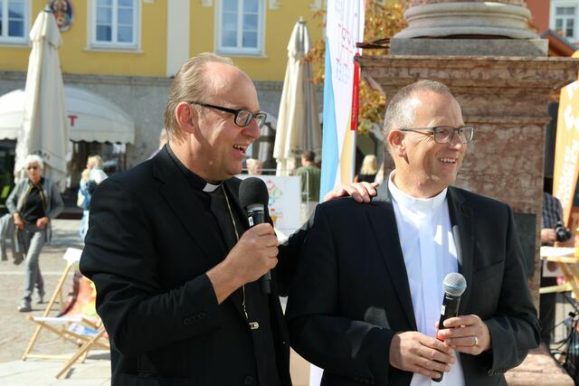 Am Johannesplatz standen Bischof Hermann Glettler und Generalvikar Jakob Bürgler den großen und kleinen Osttirolern Rede und Antwort.  | Foto: DIbk/Gstaltmeyr