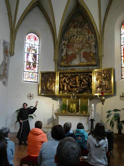 Pater Martin führte die  Besucher durch die Klosterkirche und teilte ihnen zahlreiche interessante und spannende Informationen zum Inneren der Kirche mit.  | Foto: DIbk/Webhofer