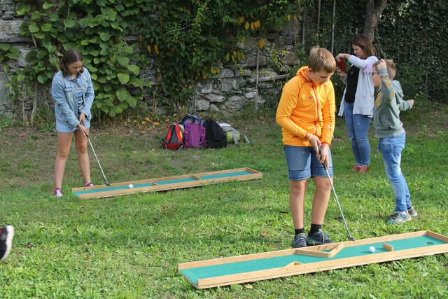 Die Kinder konnten ihr Geschick auch beim Minigolfen testen.  | Foto: DIbk/Varga