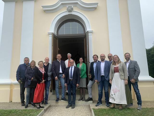 Der Göllersdorfer Gemeinderat vor der neu sanierten Kapelle in Porrau. | Foto: ÖVP Göllersdorf