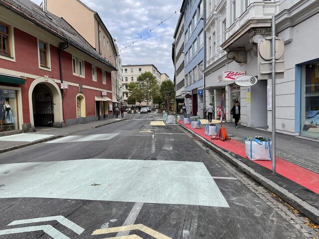 Farbmarkierungen auf der Straße sorgen für Verschmutzungen in den Geschäften. | Foto: FOTO: rmk