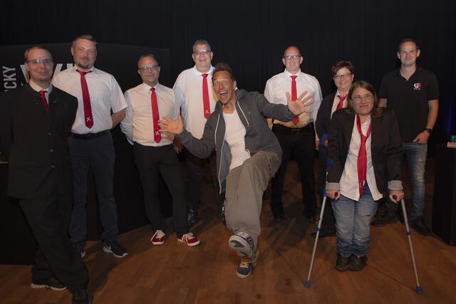 Der Künstler Tricky Niki mit dem Team von X-Event unter Obmann Robert Langeder (3. von links) | Foto: gemeindejournal.at