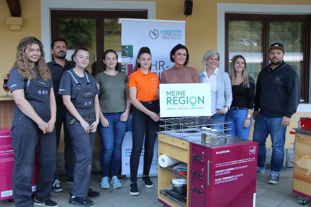 Bundesministerin Elisabeth Köstinger (4.v.r.) besuchte die "Kreativen Lehrlingswelten" am Bahnhof Anger. | Foto: Hofmüller (52x)