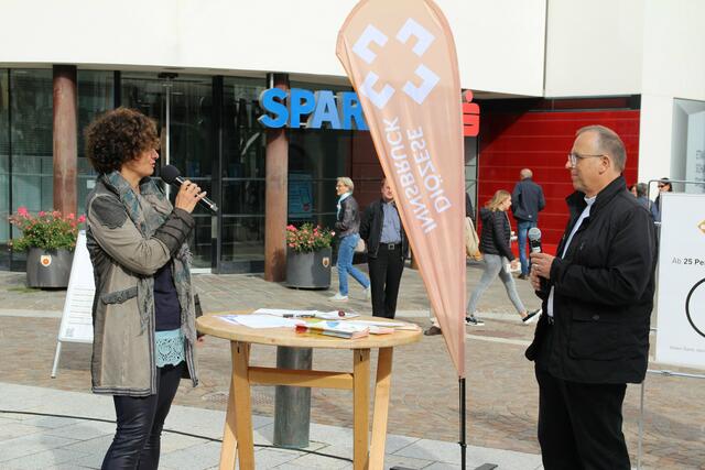 Generalvikar Jakob Bürgler, gebürtiger Osttiroler, beantwortete den BürgerInnen zahlreiche Fragen und stand auch für Gespräche bereit. | Foto: DIbk/Gstaltmeyr