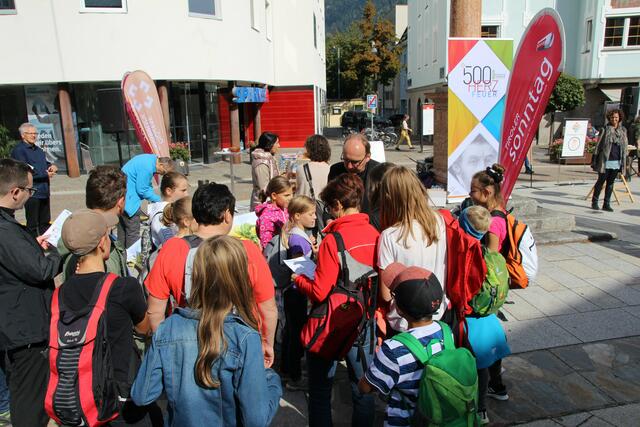 Der Bischof war auch bei der Schnitzeljagd behilflich.  | Foto: DIbk/ Gstaltmeyr