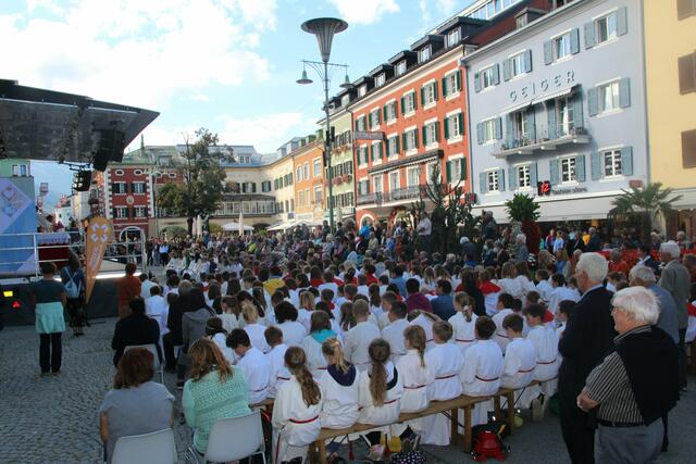Der große Abschlussgottesdienst lockte am vergangenen Samstag unzählige Menschen auf den Lienzer Hauptplatz.  | Foto: DIbk/ Gstaltmeyr