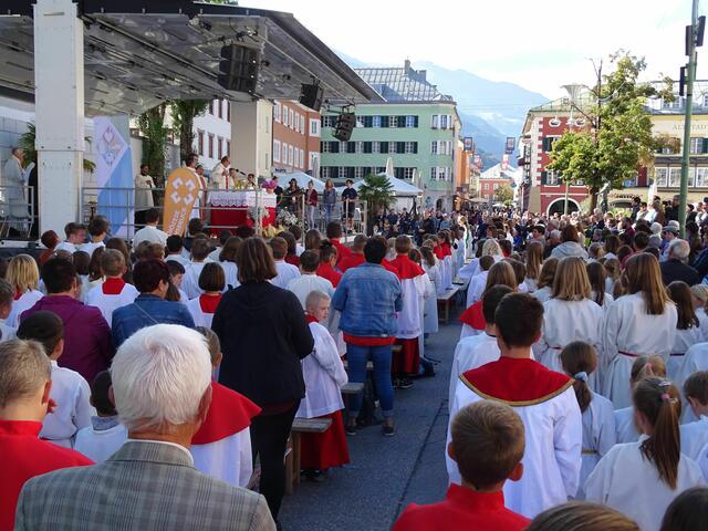 Der Hauptplatz war gefüllt mit Gläubigen, die am Gottesdienst mit dem Bischof teilnahmen.  | Foto: DIbk/Gstaltmeyr