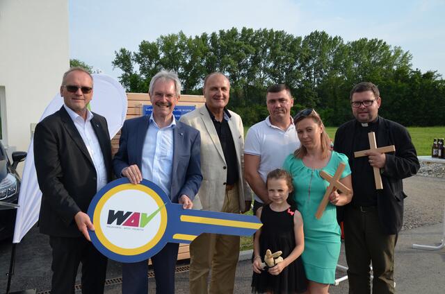Manfred Damberger (r) bei der Eröffnung einer Reihenhausanlage der WAV. | Foto: WAV