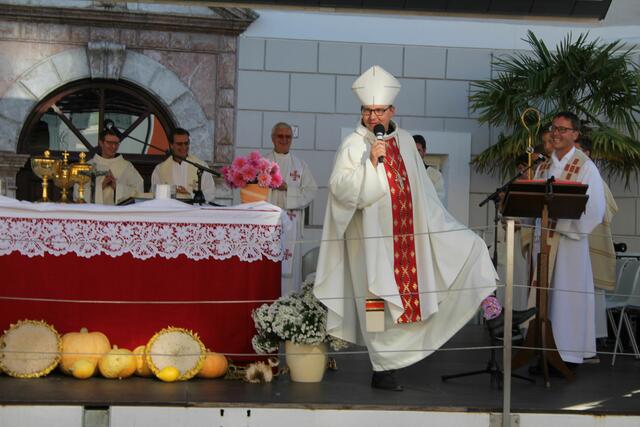 Der Bischof und seine Socken... nocheinmal präsentierte Bischof Hermann seine fröhlichen, bunten Socken, als er beim Gottesdienst von den Fragen der Kinder erzählte.  | Foto: DIbk/Varga