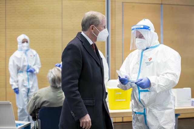 Nach der Corona-Infektion einiger Salzburger Politiker trotz Vollimmunisierung, heißt es von der Landessanitätsdirektion: Kein hundert prozentiger Impfschutz, aber sehr guter Schutz vor schweren Erkrankungen und Hospitalisierung.   | Foto: Land Salzburg / Neumayr – Leopold