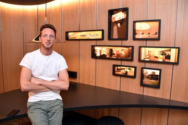 Der Designer Michael Brötz in seinem neuen Architektur- und Design-Büro. | Foto: Stadtmarketing Hall