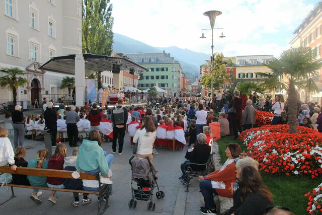 Direkt vor der Lieburg wurde der Altar für den abschließenden Gottesdienst am Lienzer Hauptplatz errichtet.  | Foto: DIbk/ Gstaltmeyr