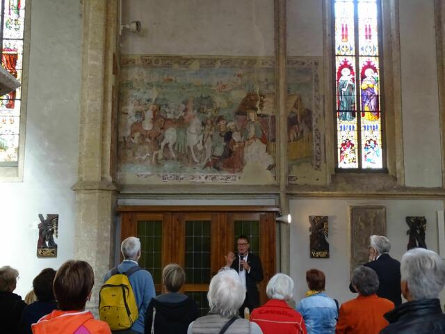 Dekan Troyer führte die staunende Zuhörerschaft durch "seine" Stadtpfarrkirche St. Andrä.   | Foto: DIbk/ Webhofer