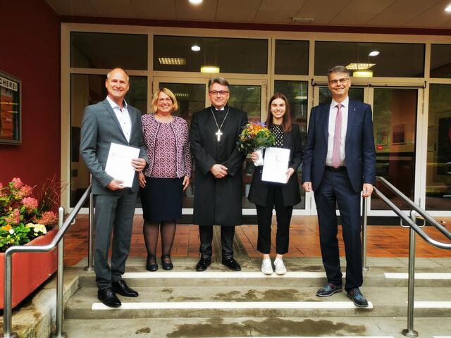 Stolz auf Maturantin Tjaša Šooš (4.v.l.) war bei der Urkundenübergabe Direktor Hannes Schuster.  | Foto: Borg Bad Radkersburg