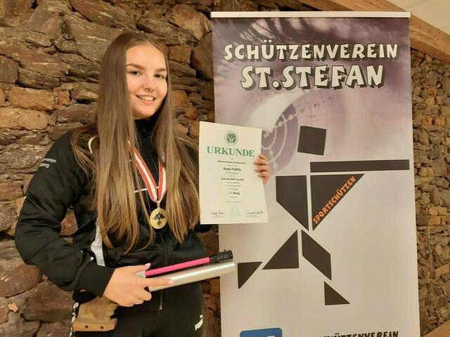 Eszter Forro dominiert nicht nur ihre Altersklasse, sondern platziert sich mittlerweile regelmäßig auch in der Allgemeinen Klasse in ihrer Paradedisziplin 10-Meter-Luft ganz vorne.  | Foto: SV-St. Stefan