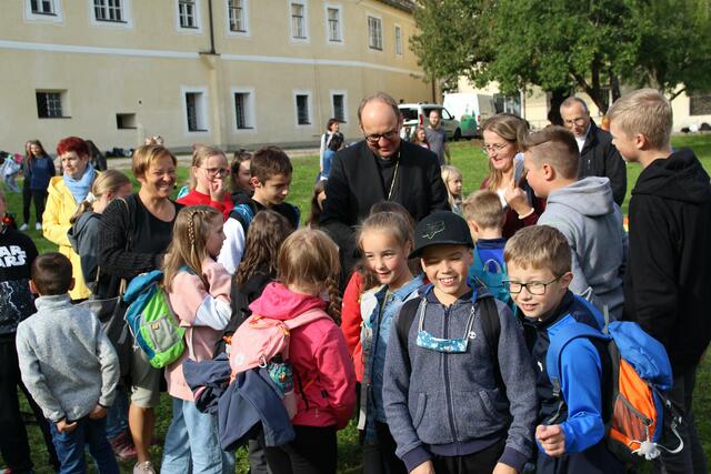 Die vielen MinistrantInnen unterhielten sich blendend mit dem Bischof und hatten sichtlich Spaß an der Schnitzeljadg quer durch Lienz.  | Foto: DIbk/Gstaltmeyr