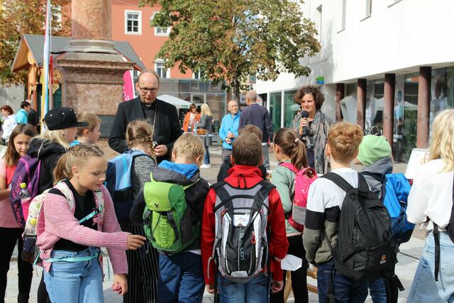Der Bischof beantwortete auch die vielen Fragen der Kinder.  | Foto: DIbk/Gstaltmeyr
