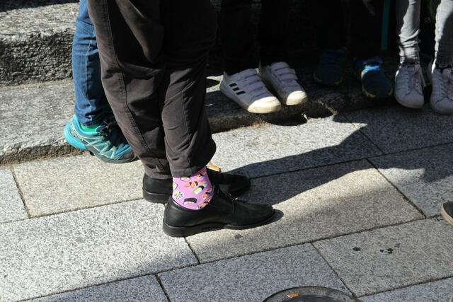 Welche Socken trägt ein Bischof?  Wie man sehen kann sehr fröhliche und farbenfrohe. Die Frage der Kinder beantwortete Bischof Herman mit einem Lächeln und einem "Sockenblitzer".  | Foto: DIbk/Gstaltmeyr