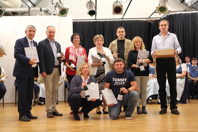 Die Mitglieder des Chronik-Teams:
Bürgermeister Walter Temmel, Gerhard Müllner, Sonja Radakovits, Hildegard Eberhardt, Harald Gombots, Johanna Misik, Franz Gombots jun. (stehend von links)
Hanni Gratzer und Emmerich Zax jun. (knieend) | Foto: Foto: Eva Müllner