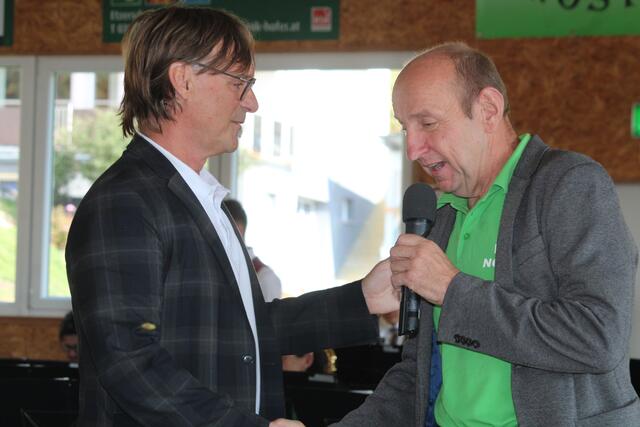 Obmann des ESV Nöstl Günter Reisenbichler erfreut die gute Zusammenarbeit mit Bgm. Erwin Eggenreich aus Weiz. 